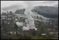 L 3535 bereitet sich hier am Fuß der am 14.10.2016 bereits schneebedeckten Karpaten auf die Überfahrt der Brücke bei Vorokta vor. Für die begleitende Fotografengruppe wird deshalb zunächst kräftig Dampf gemacht!