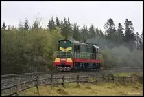 CME 6442 folgt hier am 14.10.2016 bei Voronenko dem von L 3535 geführten Sonderzug nach Rachiv.