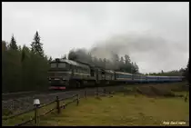 Bei starkem Regen nähert sich hier am 14.10.2016 Doppellok 2m62-0934 mit dem Schnellzug aus Kiew nach Rachiv dem Bahnhof Voronenko.