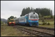 Überholung im Bahnhof Voronenko in den Karpaten am 14.10.2o16:
Die links wartende Cmellak CME-3 6442 wird von dem planmäßigen D 1 nach Rachiv
überholt.