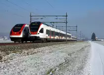 SBB: Zufallsbild einer fliegenden Zugskreuzung zwischen einem ICN nach St. Gallen und einem Flirt nach Biel zwischen Oensingen und Oberbuchsiten (Winteranfang, 3. Januar 2017).
Foto: Walter Ruetsch