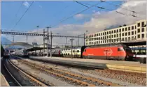 RE4870 nach Wil mit 511 038, RE5068 nach Zürich HB mit ZVV 511 035 und IC568 nach Basel SBB mit Re 460 026-8 in Chur. (12.12.2016)