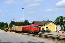 VG 73146 ist nun am Endbahnhof Waldhausen angekommen. Hauptkunde ist die Firma Stora Enso, die hier ein großes Sägewerk betreibt. Eine Million Tonnen Güter werden jährlich über die Strecke Schwarzenau - Waldhauses befördert. Eine beeindruckende Zahl, die für ordentliches Zugaufkommen sorgt. Allerdings gibt es immer wieder Überlegungen seitens Rail Cargo Austria, den Güterverkehr im Waldviertel gänzlich einzustellen. Am 28. Mai 2015 war die Welt noch in Ordnung. Der Volvo Radlader belädt noch die letzten Innofreight-Container mit Hackschnitzeln für den letzten Zug des Tages nach Schwarzenau, während das 2016-er Tandem den mitgebrachten Eaos und die Schiebewandwagen zur Be- und Entladung bereitstellt.