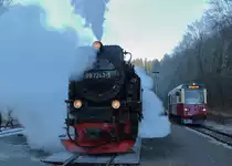 99 7243-1 ist mit dem P8963 (Quedlinburg - Alexisbad) in Alexisbad angekommen. Daneben steht 187 019-5, dieser war im Sommer 2016 bei der Halberstädter Verkehrs Industrie Systeme GmbH (VIS) zur Untersuchung und wurde unter anderem frisch lackiert. Hier steht er als P8982 (Hasselfelde - Harzgerode).

Alexisbad, 17. Dezember 2016