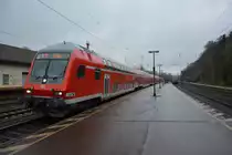 Am 17.04.2016 schiebt die BR 114 (114 020) den RE 50  RE 4506  nach Fulda. Aufgenommen im Bahnhof Schlüchtern.
