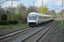 Am 17.04.2016 fährt dieser IC 2371 nach Karlsruhe Hauptbahnhof. Aufgenommen bei der Durchfahrt Bad Nauheim. Geschoben wurde die Zugfahrt von der BR 101 (101 042-0).
