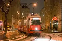 Wiener Linien E1 4771 + c4 1335 als Linie 5 in der Albertgasse, 21.12.2016. 