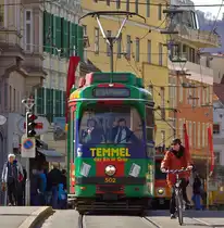 Straßenbahn und Radfahrer teilen sich auf der Grazer Hauptbrücke die Fahrbahn wobei es da oftmals recht eng zugeht.....
so auch am 13. März 2007 als der SGP 500er mit der Ordnungnummer 502 vom Hauptbahnhof nach St.Peter fuhr.