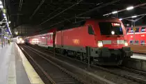 Eine alltägliche Szene am Berliner Ostbahnhof. Kurz nachdem der RE1 in Richtung Frankfurt(Oder) ankam kommt der ICE aus Richtung Frankfurt (am Main). Hier zu sehen der RE1 nach Cottbus über Frankfurt(Oder) trifft auf den ICE596 aus München Hbf, welcher hier endet. 30.12.2016