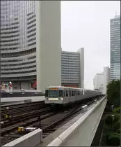 . Zwischen Hochhäusern -

Ein U-Bahnzug der älteren Generation vom Typ U erreicht die Station Kaisermühlen VIC in der Wiener Donaustadt.

11.10.2016 (M)

