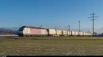 BLS Re 465 017  Pink Panther  fährt am 3. Januar 2017 mit dem RailCare-Zug Brig - Niederbottigen bei Kiesen vorüber.