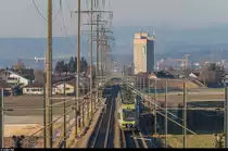 Seit dem Fahrplanwechsel im Dezember 2016 fährt die BLS nach Domodossola - bisher erst mit wenigen Zügen pro Tag, ab Juli soll das Angebot aber ausgebaut werden. Aufgrund der Überlastung der Simplonlinie, welche sich mit der Sperre der Luinolinie ab Mitte Jahr noch verschärfen wird, ist dieser Angebotsausbau aber noch nicht sicher.<br>
Der RE nach Domodossola / Zweisimmen wird am 3. Januar 2017 bis Spiez, wo die beiden Zugteile geflügelt werden, mit 3 Lötschbergern und einer NINA geführt und konnte zwischen Wichtrach und Kiesen abgelichtet werden.