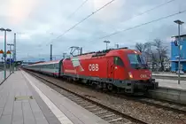 
Die ÖBB Taurus III 1216 017 / E 190 017  (A-ÖBB 91 81 1216 017-4) mit dem DB-ÖBB EuroCity EC 83 München - Verona P.N. (via Kufstein, Innsbruck, Brenner und Bozen) am 27.12.2016 beim Halt im Bahnhof Rosenheim. 

Die Siemens ES 64 U4-A (Variante A für Österreich, Deutschland, Italien und Slowenien) wurde 2007 unter der Fabriknummer 21131 von Siemens gebaut und an die ÖBB (Österreichische Bundesbahnen) geliefert. 

