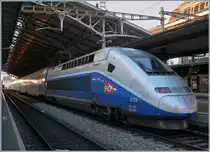 Seit dem Fahrplanwechsel ist der TGV Lyria 9776 auch für den nationalen Verkehr Lausanne - Genève freigegeben, mit der Auflage, dass die Reisenden sich auf Anfrage ausweisen müssen. 
In Lausanne wartet der Zug auf die baldige Abfahrt.
3. Jan. 2017