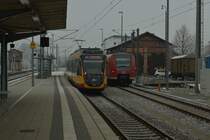 Der Fotograf auf dem Bahnsteig Gleis 3 im Sinsheimer Hbf, am Bahnsteig steht der AVG 924 als S42 nach Heilbronn, auf dem Abstellgleis steht ein 425 und ganz rechts ist die Anlage der Kraichgauer Eisenbahnfreunde zu sehen. 31.12.2016