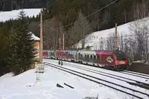 Der RJ 532 von Villach nach Wien wurde am 4.1.2017 von der 1116 225 bespannt. Hier schiebt sie ihre Garnitur durch den winterlichen Bahnhof Breitenstein am Semmering.