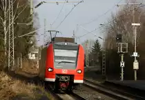 Die Rhein Niers Bahn (RB33) kommt aus Duisburg-Hbf nach Aachen-Hbf und kommt aus Richtung Mönchengladbach-Hbf,Rheydt-Hbf,Wickrath,Beckrath,Herrath und hält in Erkelenz und fährt dann weiter in Richtung Baal,Hückelhoven-Baal,Brachelen,Lindern,Süggerrath,Geilenkirchen,Frelenberg,Zweibrüggen,Übach-Palenberg,Rimburg,Finkenrath,Hofstadt,Herzogenrath, Kohlscheid,Richterich,Laurensberg,Aachen-West,Aachen-Schanz,Aachen-Hbf. 
Aufgenommen vom Bahnsteig 1 in Erkelenz.
Bei Sonnenschein und Wolken am Mittag vom 24.12.2016.
