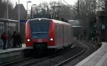 Die Rhein Niers Bahn (RB33)kommt aus Aachen-Hbf nach Duisburg-Hbf und kommt aus Richtung Aachen-Hbf,Aachen-Schanz,Aachen-West,Laurensberg,Richterich,Kohlscheid,Herzogenrath,Palenberg,Zweibrüggen,Frelenberg,Geilenkirchen,Süggerrath,Lindern,Brachelen,Hückelhoven-Baal,Baal und hält in Erkelenz und fährt dann weiter in Richtung Herrath,Beckrath,Wickrath,Rheydt-Hbf,Mönchengladbach-Hbf. Aufgenommen vom Bahnsteig 1 in Erkelenz. 
Bei Schöem Sonnenschein am Mittag vom 24.12.2016.