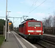 111 016 DB  kommt als Lokzug aus Dortmund-Hbf nach Aachen-Hbf und kommt aus Richtung Neuss-Hbf,Mönchengladbach-Hbf,Rheydt-Hbf,Wickrath,Beckrath,Herrath  und fährt durch Erkelenz in Richtung Baal,Hückelhoven-Baal,Brachelen,Lindern,Süggerrath,Geilenkirchen,Frelenberg,Zweibrüggen,Übach-Palenberg,Rimburg,Finkenrath,Hofstadt,Herzogenrath, Kohlscheid,Richterich,Laurensberg,Aachen-West,Aachen-Schanz,Aachen-Hbf.
Aufgenommen vom Bahnsteig 1 in Erkelenz. 
Bei Sonnenschein und Wolken am Mittag vom 24.12.2016.