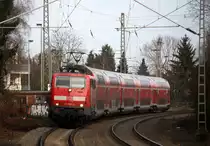 111 098-0 DB kommt mit dem RE4 von Dortmund-HBf nach Aachen-Hbf und kommt aus Richtung Neuss-Hbf,Mönchengladbach-Hbf,Rheydt-Hbf,Wickrath,Beckrath,Herrath und fährt in Erkelenz ein und fährt dann weiter in Richtung Baal,Hückelhoven-Baal,Brachelen,Lindern,Süggerrath,Geilenkirchen,Frelenberg,Zweibrüggen,Übach-Palenberg,Rimburg,Finkenrath,Hofstadt,Herzogenrath, Kohlscheid,Richterich,Laurensberg,Aachen-West,Aachen-Schanz,Aachen-Hbf. Aufgenommen vom Bahnsteig 1 in Erkelenz.
Bei Sonne und Wolken am Mittag vom 24.12.2016.