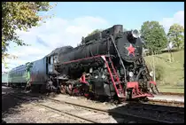Mittagspause für L 3535 und das Lokpersonal am 14.10.2016 im Bahnhof Yassinja.