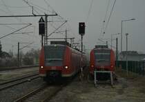 Einfahrt des 425 263-1 in Sinsheim Hbf als S5 nach Eppingen, hier passiet er einen Pulk von drei abgestellten Triebwagen an dessen Ende der 425 119-5 zu erkennen ist.
Samstag den 31.12.2016