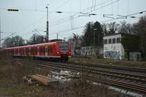 425 561 verlässt am kalten Samstagmorgen des 7. Januar 2017 Rheydt Hbf als RB 33 gen Aachen Hbf.