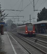 425 101 bei der Einfahrt in Rheydt Hbf als RE8, an diesem Tag ist er als Halbzug unterwegs gen Koblenz Hbf bei einsetzendem Schneegriseln, das später am Tag in Eisregen überging. 7.1.2017
