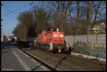 294731-5 kommt mit dem Nosta Container Zug am 5.1.2017 um 11.02 Uhr aus dem Osnabrücker Hafen und fährt hier durch den Bahnhof Osnabrück Altstadt in Richtung Rangierbahnhof.