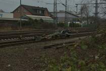 Da liegt es nun auf Gleis 5 des Grevenbroicher Bahnhofs das Signal 44N5 das von einem Trafozug  gefällt  wurde. 7.1.2017