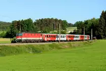 Am Abend des 05. Juni 2015 war die 1144.266 für die Beförderung des R 3826 von Linz HBF nach Summenau eingeteilt. Bei Lest konnte die CityShuttle Garnitur im schönsten Abendlicht fotografiert werden. Im Hintergrund erkennt man die Baustelle der autobahnähnlichen S10, die der Summerauer Bahn weiteres Fahrgast- und Frachtaufkommen abnehmen wird. Vom vor einigen Jahren noch angedachten Ausbau der Strecke ist - obwohl Wahlversprechen - inzwischen nichts mehr zu hören....