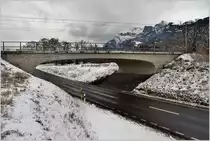 Die Eleganz der neuen doppelspurigen RhB Brücke über die Kantonsstrasse zwischen Landquart und Malans erkennt man als Bahnreisender nicht. (04.01.2017)