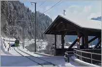 Ein BLS RABe 525 Nina, als S6 22740 von Luzern nach Langnau unterwegs, nähert sich, der Ilfis entlang fahrend, Trubschachen.
6. Januar 2017