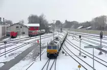 DB Schenker 247 048 wurde am 3. Januar 2017 im Mülhdorfer Bahnhof vom verglasten Fußgängersteg aus aufgenommen.
