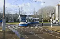 GVB 2011 Linie 17 Osdorp Dijkgraafplein-Amsterdam Centraal an der Haltestelle »Meer en Vaart« in Amsterdam. Aufnahme: 4. Januar 2017.