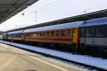 Ein neuer Beitrag zum Thema  Bunte Bahn : der Locomore-Zug Berlin - Stuttgart. Der erste Wagen trägt noch die Farben der niederländischen Staatsbahn NS, der zweite das unternehmenseigene Design und der dritte erinnert an die Abellio-Ersatzzüge für die noch nicht zugelassenen Flirt im Jahre 2006. Aufnahme in Berlin-Lichtenberg, 6.1.17.