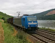 185 511-3 mit Teleskophauben- und Schiebeplanwagen in Fahrtrichtung Koblenz. Aufgenommen bei Lorch im Bächergrund am 14.07.2015.