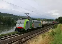 BLS 486 509 mit KLV-Zug in Fahrtrichtung Rüdesheim. Aufgenommen am 14.07.2015 bei Lorch im Bächergrund.