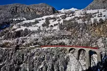 Die Ge 4/4 III 643  Vals  fährt mit einem Re aus St.Moritz nach Chur über das Landwasserviadukt in Filisur.Bild vom 9.1.2017