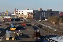 Blick auf die Gleisanlagen der Harzer Schmalspurbahn im Bahnhof Nordhausen. Das Bild gehört bald der Vergangenheit an, da dass große Industriegebäude (ehemalige Fahrradfabrik Winora / Bikesystems, vorher IFA-Motorenwerke) im Hintergrund momentan abgerissen wird. 04.12.2016