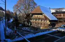 Ein weiterer Versuch, ein Bahnbild mit einem prächtigen Emmentaler Bauernhof zu verbinden, erfolgte in einem etwas älteren BLS Pendelzug, wo ein Schlitz oben im Fenster noch geöffnet werden kann. Bei Zollbrück, 6.Januar 2017.  
