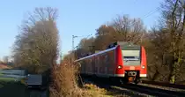 Die Rhein Niers Bahn (RB33) kommt aus Duisburg-Hbf nach Aachen-Hbf und kommt aus Richtung Mönchengladbach-Hbf,Rheydt-Hbf,Wickrath,Beckrath,Herrath,Erkelenz und fährt durch Baal in Richtung Hückelhoven-Baal,Brachelen,Lindern,Süggerrath,Geilenkirchen,Frelenberg,Zweibrüggen,Übach-Palenberg,Rimburg,Finkenrath,Hofstadt,Herzogenrath, Kohlscheid,Richterich,Laurensberg,Aachen-West,Aachen-Schanz,Aachen-Hbf. 
Aufgenommen von einem Weg Zwischen Erkelenz und Hückelhoven-Baal.
Bei Sonnenschein am Kalten  Mittag vom 29.12.2016.