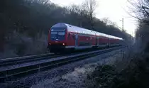 Ein RE4 aus Aachen-Hbf nach Dortmund-Hbf und kommt aus Richtung Aachen-Hbf,Aachen-Schanz,Aachen-West,Laurensberg,Richterich,Kohlscheid,Herzogenrath,Hofstadt,Finkenrath,Rimburg,Übach-Palenberg,Zweibrüggen,Frelenberg,Geilenkirchen,Süggerrath,Lindern,Brachelen,Hückelhoven-Baal,Baal  und fährt in Richtung Erkelenz,Herrath,Beckrath,Wickrath,Rheydt-Hbf,Mönchengladbach-Hbf.  
Aufgenommen von einem Weg Zwischen Hückelhoven-Baal und Erkelenz. 
Am Kalten Mittag vom 29.12.2016.
