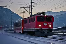Im allerletzten Büchsenlicht braust die Ge 6/6 II 705  Pontresina  mit einem Güterzug durch das verschneite Fideris.Bild vom 9.1.2017