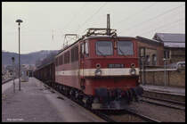 251010 steht abfahrbereit am 14.2.1990 um 12.50 Uhr mit einem Güterzug nach Rübeland im Bahnhof Blankenburg.