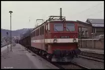 251010 steht abfahrbereit am 14.2.1990 um 12.50 Uhr mit einem Güterzug nach Rübeland im Bahnhof Blankenburg.