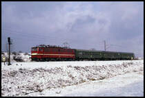 251003 mit P 16484 nach Königshütte ist hier am 14.2.1990 um 14.33 Uhr zwischen Hüttenrode und Rübeland unterwegs und erreicht gleich die Brücke über die B 27.
