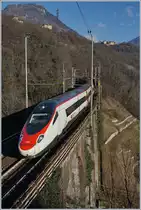 Kurz vor Preglia überqueren die nach Domosossola fahrenden Züge ein Viadukt, welches man als Fahrgast kaum bemerkt. Das Bild zeigt einen SBB RABe 503 als EC 37 auf dem Weg Richtung Venezia S.L.
7. Jan. 2017