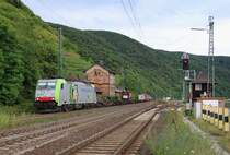 BLS 486 501 mit KLV-Zug in Fahrtrichtung Koblenz. Aufgenommen in Kaub am Rhein am 14.07.2015.