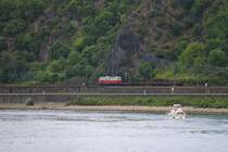 Von Kaub aus über den Rhein geschaut: eine WFL 232 mit ein paar Flachwagen in Fahrtrichtung Bingen am Rhein. Aufgenommen am 14.07.2015.